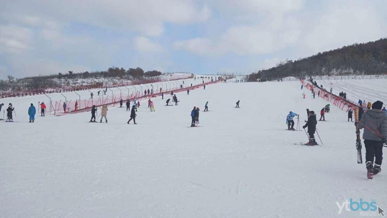 烟台南里滑雪场_烟台芝罘区最大的滑雪场_去南里滑雪公园一起滑雪吧