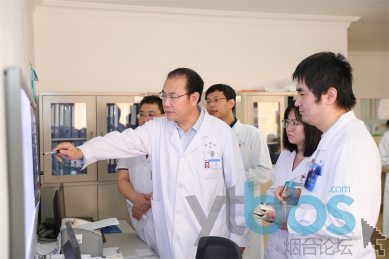 王熙勋（左二）团队研究手术方案.jpg