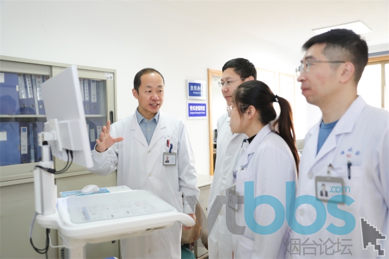 乔广栋（左一）团队讨论患者病情.jpg