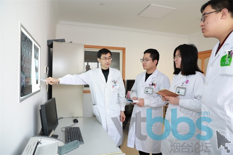 王在秋（左1）团队讨论患者病情.jpg