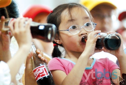 喝饮料小孩畸形的照片图片