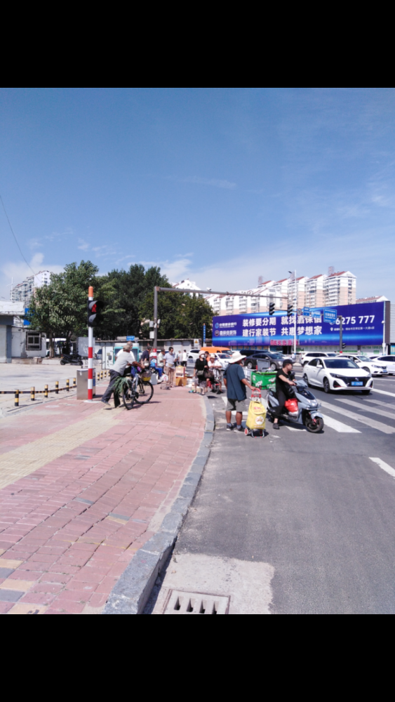 烟台城事街景烟台城市中心十字路口惊现马路市场