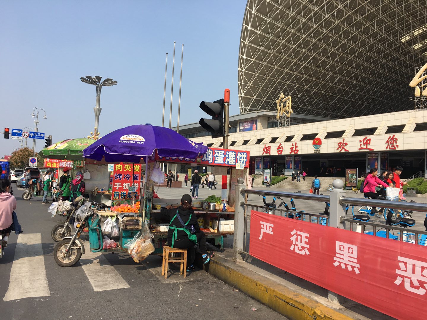 烟台城事街景烟台城市中心十字路口惊现马路市场